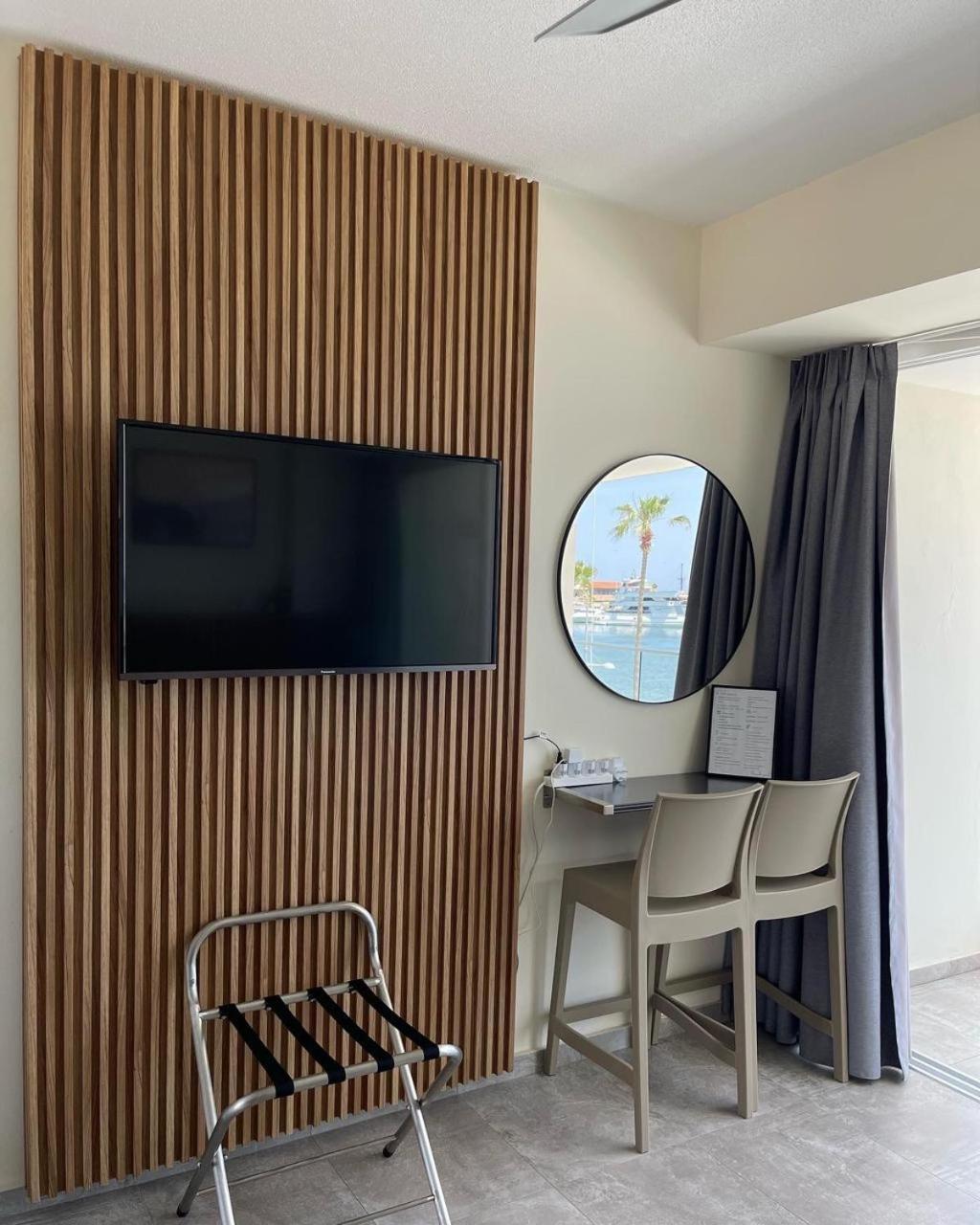 Harbour Lights Studio Apartments Paphos Exterior photo